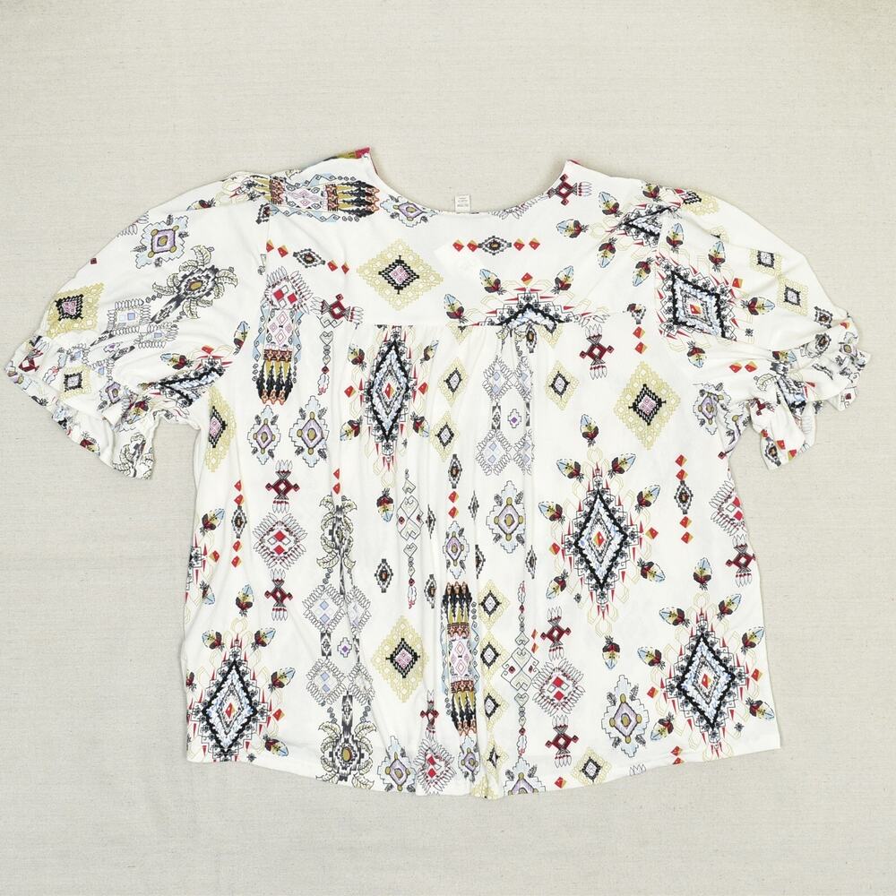 NEW Cato Women Blouse Top V Neck Paisley Short Sleeve Polyester White Size 26/28 - Picture 3 of 8